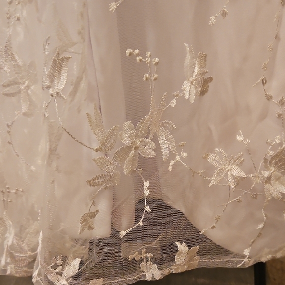 Elegant White Lace Wedding Dress - Picture 4 of 9